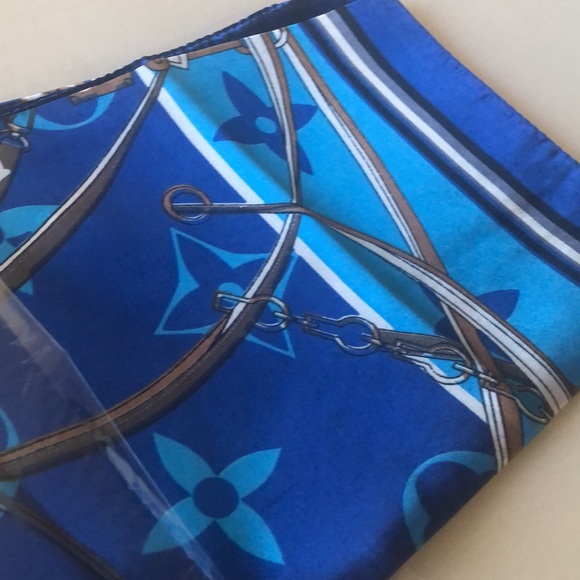 Printed Square Scarfπ - Picture 3 of 11